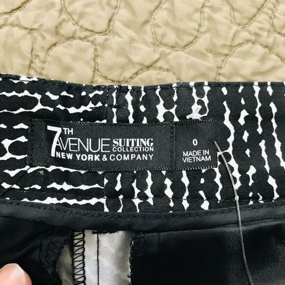 7th Avenue New York and Company size 0.      A224 - Picture 5 of 6